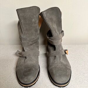 Kelsi Jagger Stylish Gray Suede Women's Boots